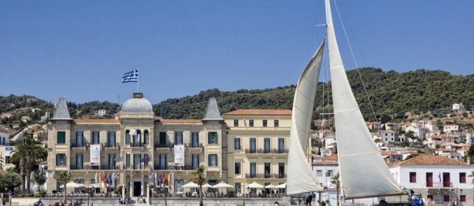 Το Spetses Classic Yacht Regatta ανοίγει πανιά στις 30 Ιουνίου με φόντο το Poseidonion